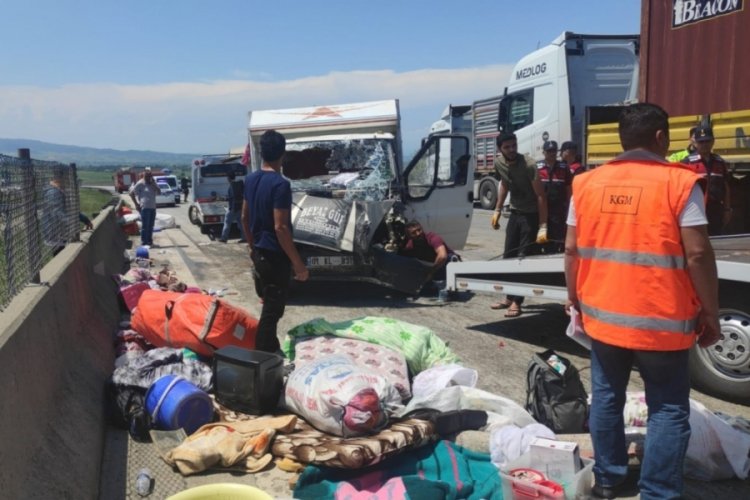 Osmaniye'de iş&ccedil;ileri taşıyan kamyonet devrildi: 15 yaralı