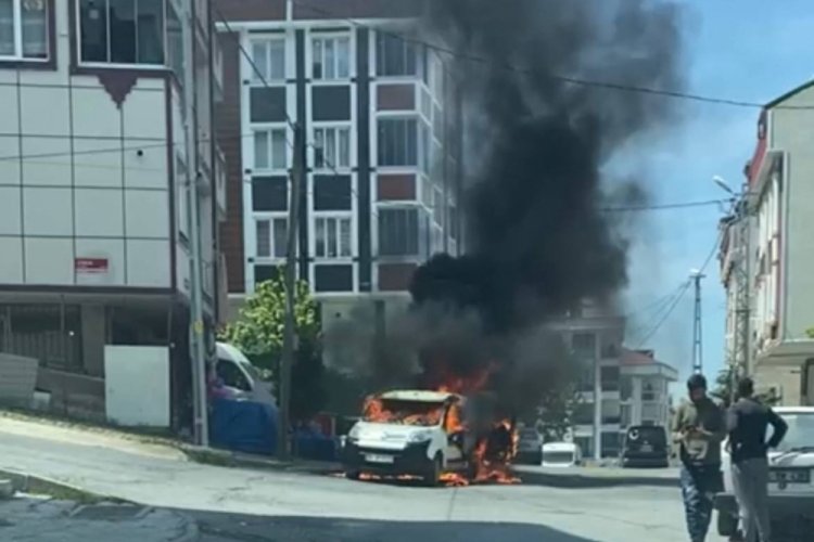 İstanbul'da park halindeki ara&ccedil; yandı