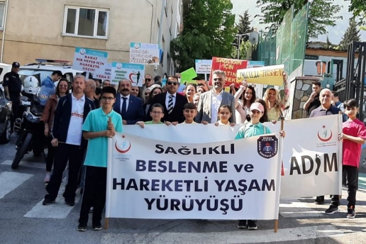 Bursa'da minik &ouml;ğrencilerden "Sağlık i&ccedil;in hareket et" y&uuml;r&uuml;y&uuml;ş&uuml;