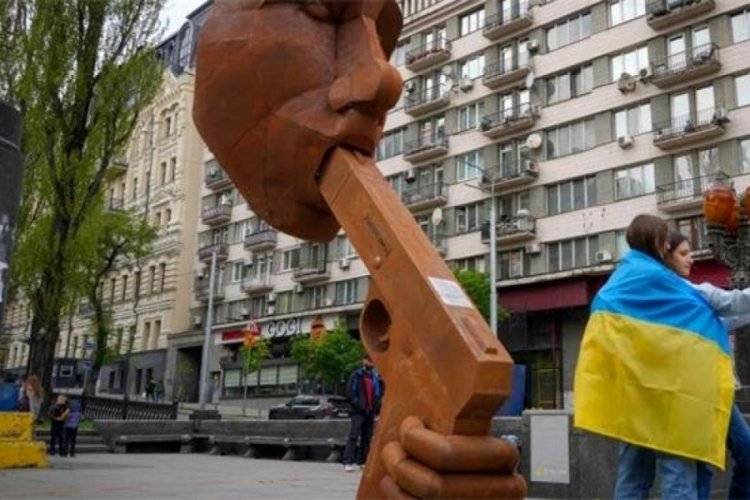 Ukrayna'da Putin'i intihara &ccedil;ağıran heykel kaldırıldı