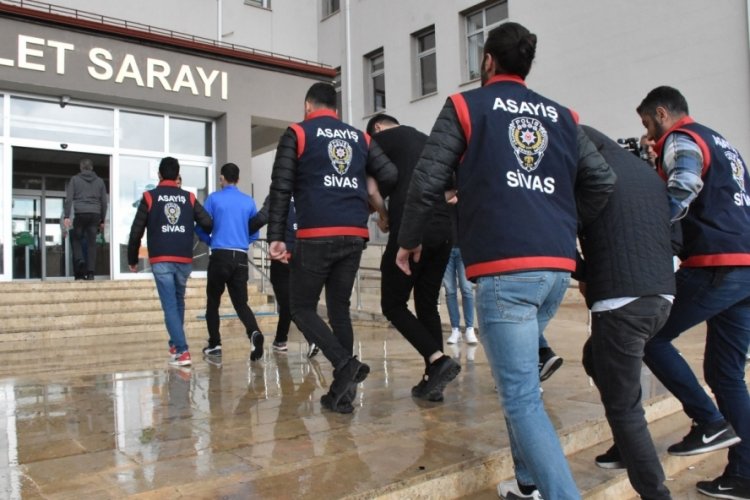 Sivas'ta cep telefonu hırsızlığı ş&uuml;phelileri takiple yakalandı