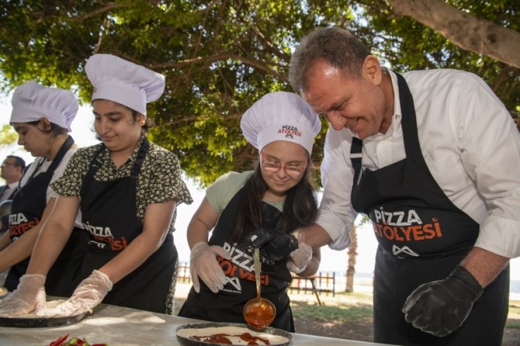 Başkan Vahap Se&ccedil;er, &ouml;zel gereksinimli &ccedil;ocuklarla pizza yaptı