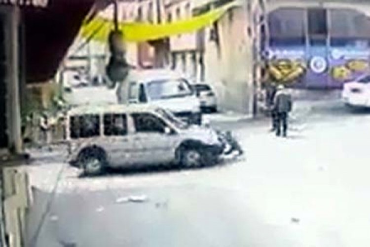 Gaziantep'te &ccedil;ocuğun aracın altında kaldığı kaza kamerada