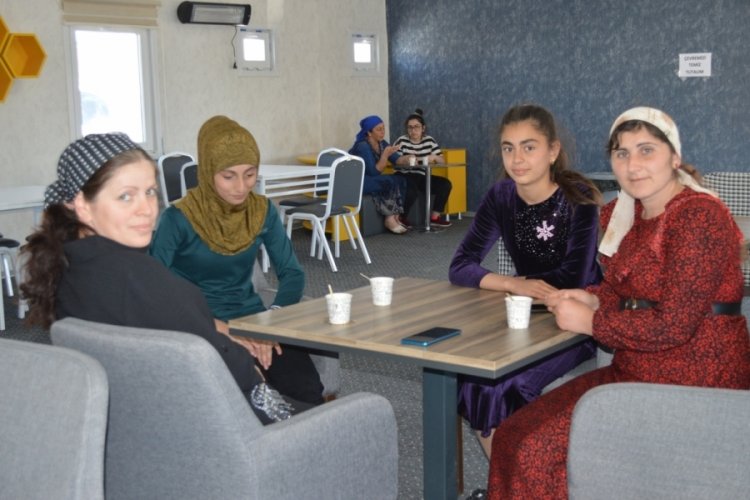 Ukrayna'dan getirilen Ahıska T&uuml;rkleri mutlu