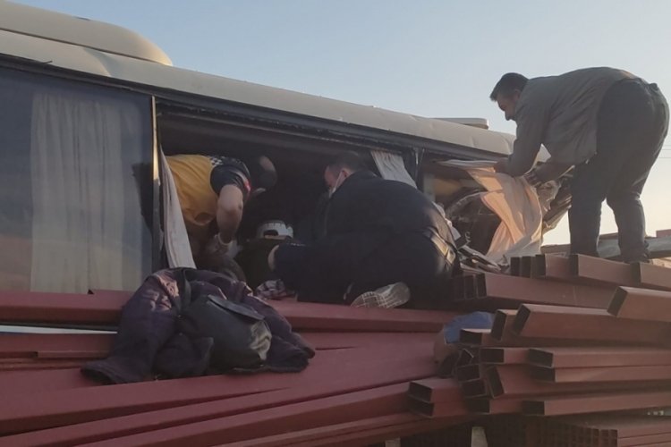 İş&ccedil;i servisi tıra &ccedil;arptı: &Ccedil;ok sayıda yaralı var