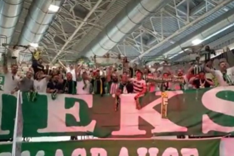 Bursaspor taraftarı, salonu inletiyor!