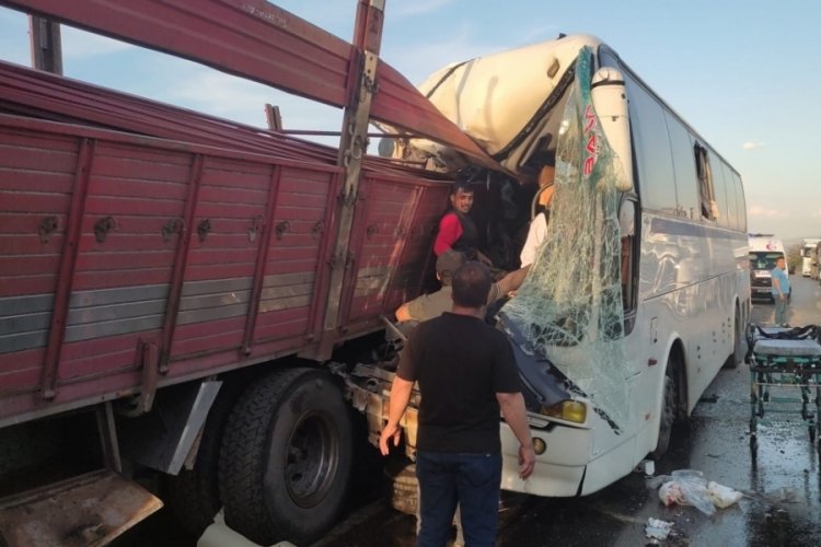 İş&ccedil;i servisi tıra &ccedil;arptı, 1 kişi &ouml;ld&uuml;, 30 kişi yaralandı