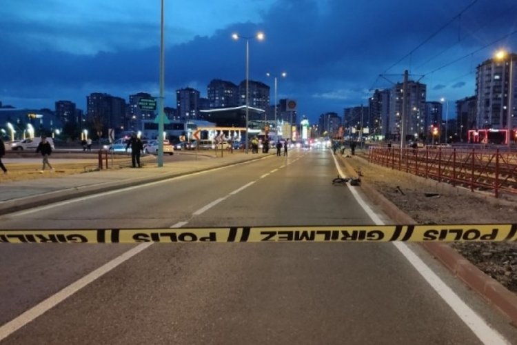 Bisikletliye &ccedil;arpan s&uuml;r&uuml;c&uuml; olay yerinden ka&ccedil;tı