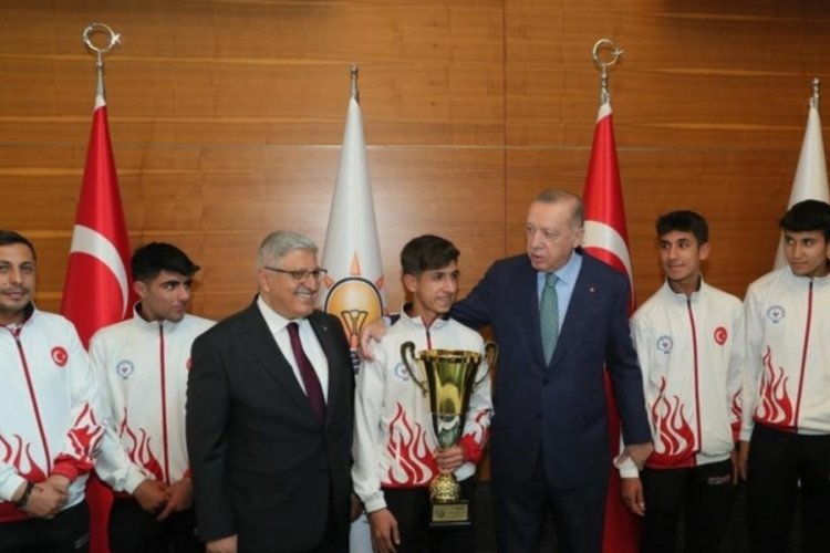Cumhurbaşkanı Erdoğan, Bitlisli şampiyonlarla buluştu