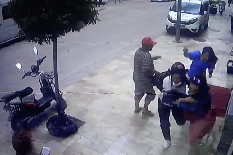 &Ccedil;atıdan d&uuml;şen beton par&ccedil;alarından saniyelerle kurtuldular