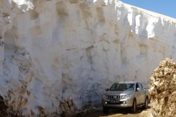 Bing&ouml;l'de Mayıs ayında 8 metrelik kar