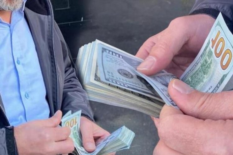 İstanbul'da yolda deste deste dolarları g&ouml;r&uuml;nce polise gitti