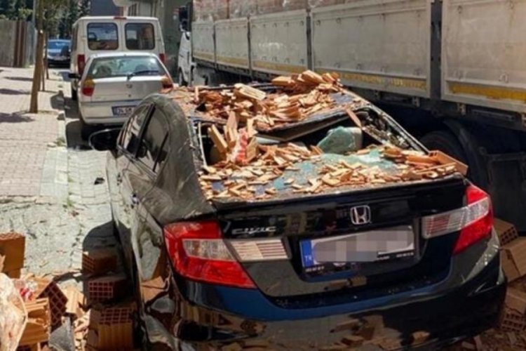 İstanbul'da inşaata indirilen tuğlalar otomobilin &uuml;zerine devrildi