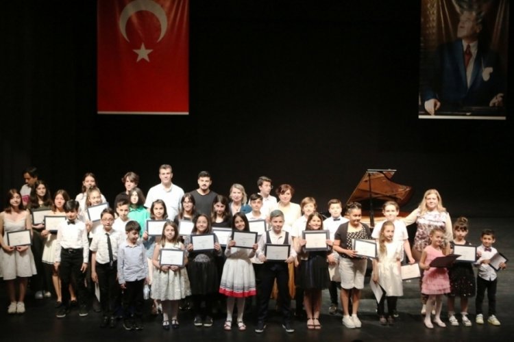 Bursa'da k&uuml;&ccedil;&uuml;k piyanistlere tam not