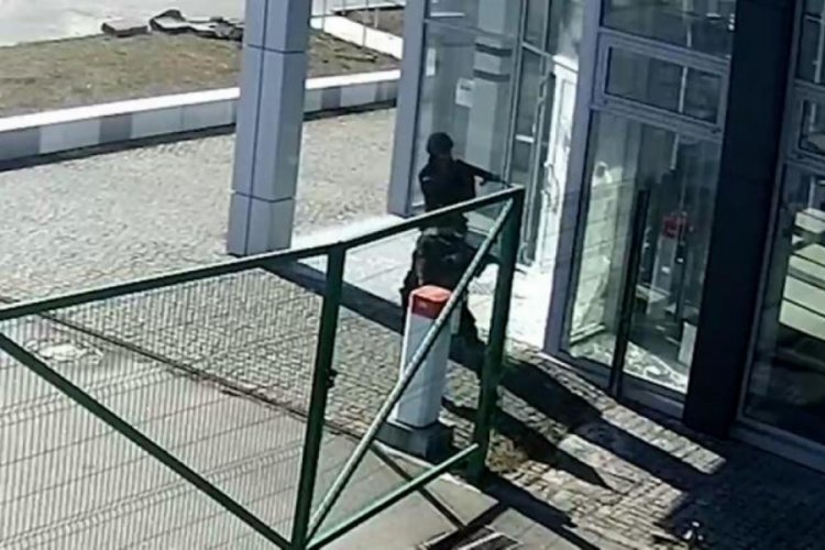 Rus askerleri 2 sivili b&ouml;yle &ouml;ld&uuml;rd&uuml;