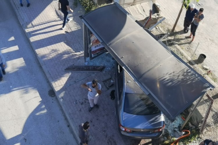 Bursa'da feci kaza: Otob&uuml;s durağına daldı!