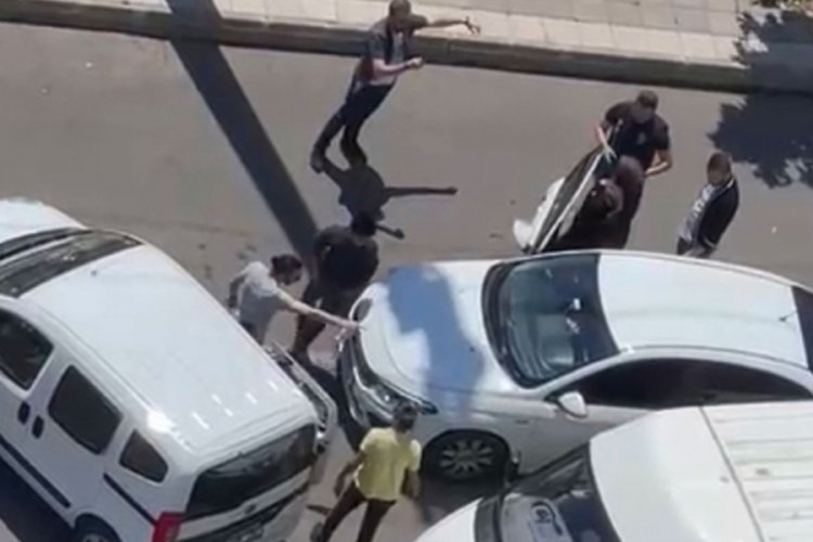 Polisin durdurduğu ara&ccedil;tan 16 ka&ccedil;ak g&ouml;&ccedil;men &ccedil;ıktı
