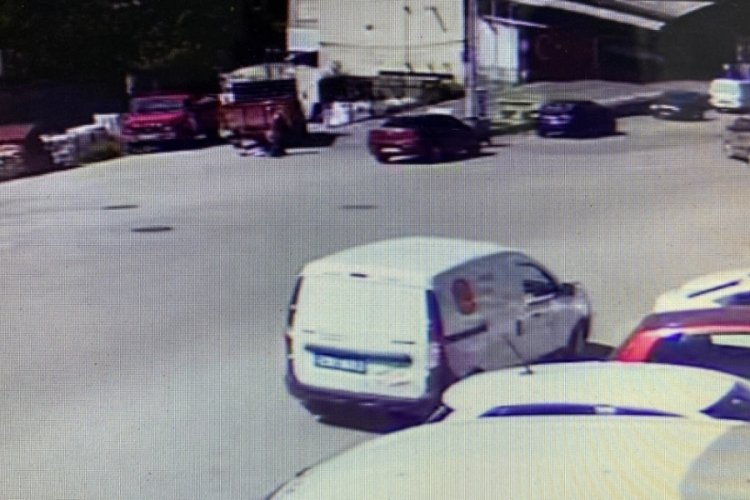 Yaşlı kadının kamyonetin altında kaldığı anlar saniye saniye kamerada