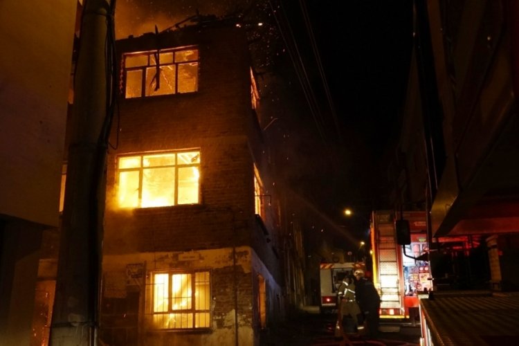 Bursa'da 3 katlı metruk bina k&uuml;le d&ouml;nd&uuml;