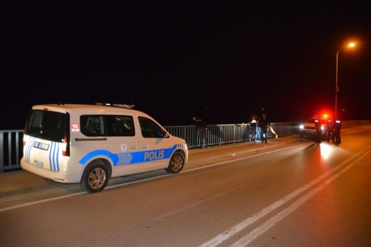 Adana'da sevgililer k&ouml;pr&uuml;den g&ouml;le atladı; erkek kurtuldu, kadın &ouml;ld&uuml;
