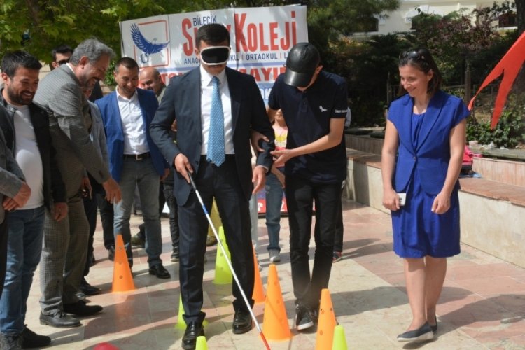 AK Parti'li Hamza Dağ, g&ouml;zlerine bant takıp, gezdi