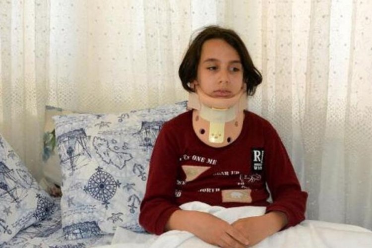 Antalya'da 4 arkadaşının d&ouml;vd&uuml;ğ&uuml; Ali Emir'in boynu kırıldı
