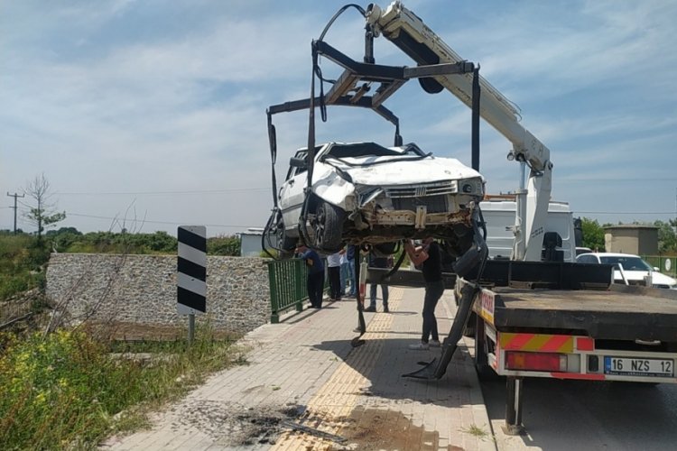 Bursa'da virajı alamayan otomobil k&ouml;pr&uuml;den u&ccedil;tu: 2 yaralı