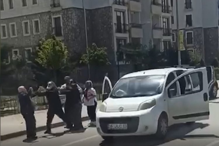 Bursa'da sa&ccedil; sa&ccedil;a baş başa yol verme kavgası