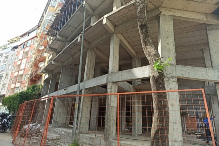 Bursa'da inşaattan başına kalas d&uuml;şen kadın yaralandı