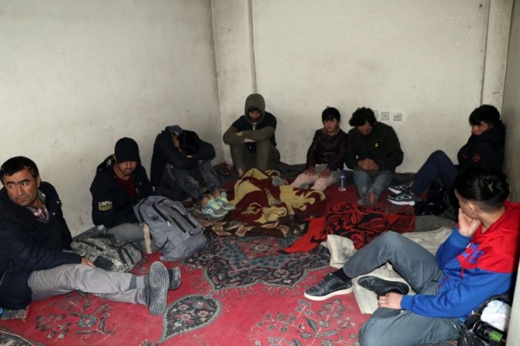 Atıl binadaki ka&ccedil;ak g&ouml;&ccedil;menler yakalandı