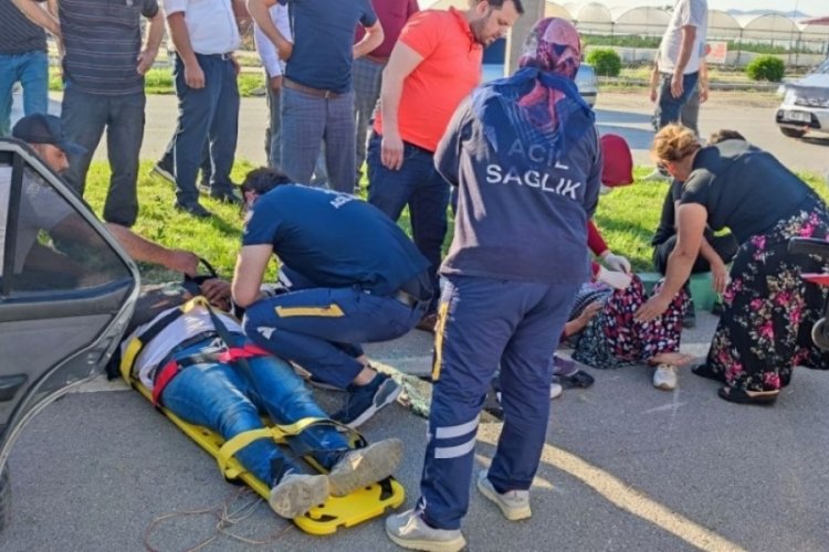 Direğe &ccedil;arpan otomobil karşı şeride ge&ccedil;ti: 3 yaralı