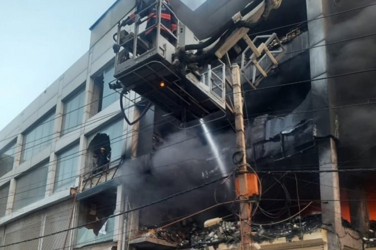 Hindistan'da facia gibi yangın: 26 &ouml;l&uuml;, 30 yaralı