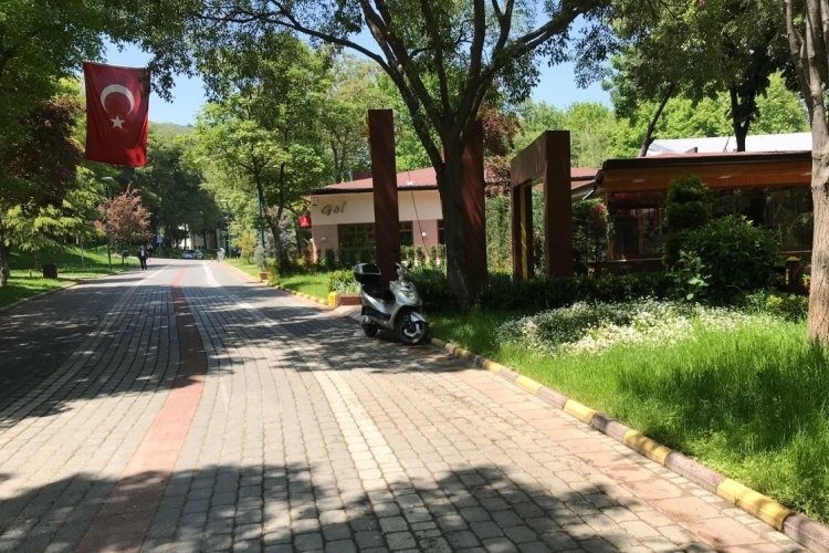 Bursa'nın o parkında motosikletli s&uuml;r&uuml;c&uuml;ler cirit atıyor (&Ouml;ZEL HABER)&nbsp;