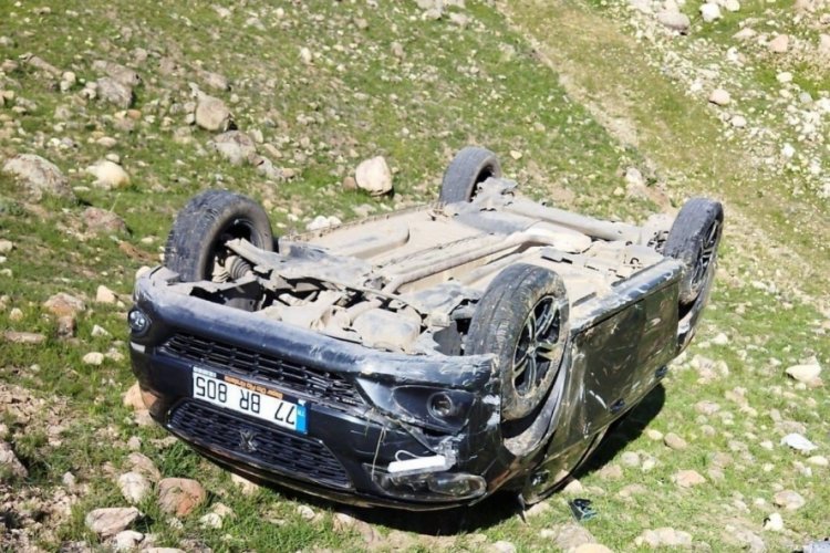 Otomobil u&ccedil;uruma yuvarlandı, 6 kişi yaralandı