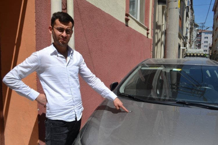 Yorgun merminin isabet ettiği otomobilin kaportası delindi