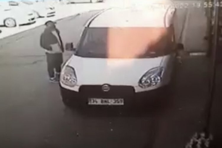 D&uuml;kkanın &ouml;n&uuml;nden arabasını &ccedil;aldılar