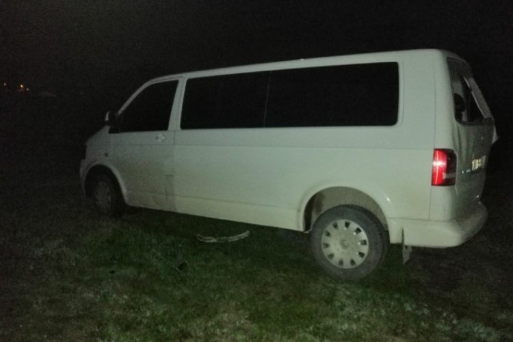 Dur ihtarına uymayan minib&uuml;ste d&uuml;zensiz g&ouml;&ccedil;menler yakalandı