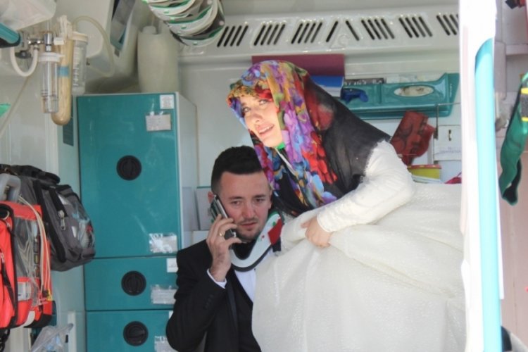 Fotoğraf &ccedil;ekimine giden gelin ve damat, kazada yaralandı