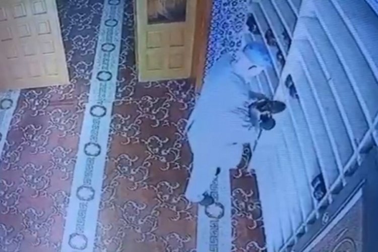 Ellerini ovuştura ovuştura camide hırsızlık yaptı