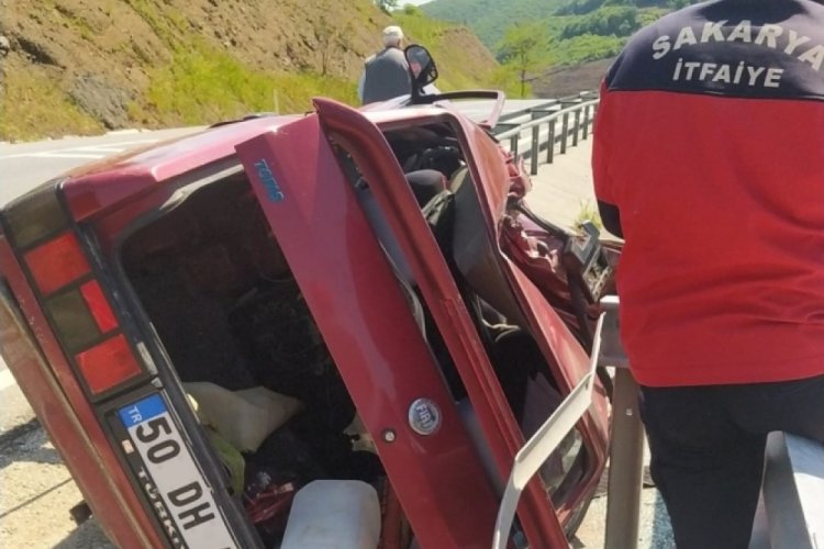 Bariyerlere &ccedil;arpan otomobil kağıt gibi ezildi