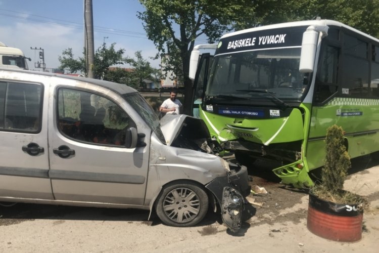 Halk otob&uuml;s&uuml; ile hafif ticari ara&ccedil; &ccedil;arpıştı