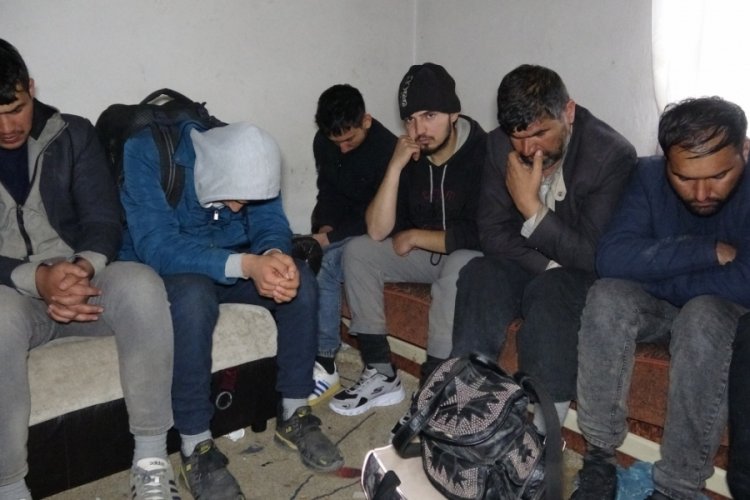 Tavan arası ve dolaba saklanan g&ouml;&ccedil;menleri polis yakaladı