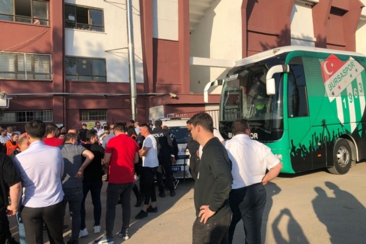 Bursaspor stadyumdan &ccedil;ıkamıyor! Taraftarlardan b&uuml;y&uuml;k tepki