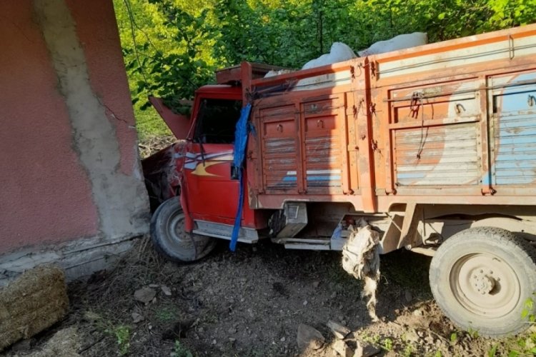 Evinin &ouml;n&uuml;nde otururken kamyonetin altında can verdi