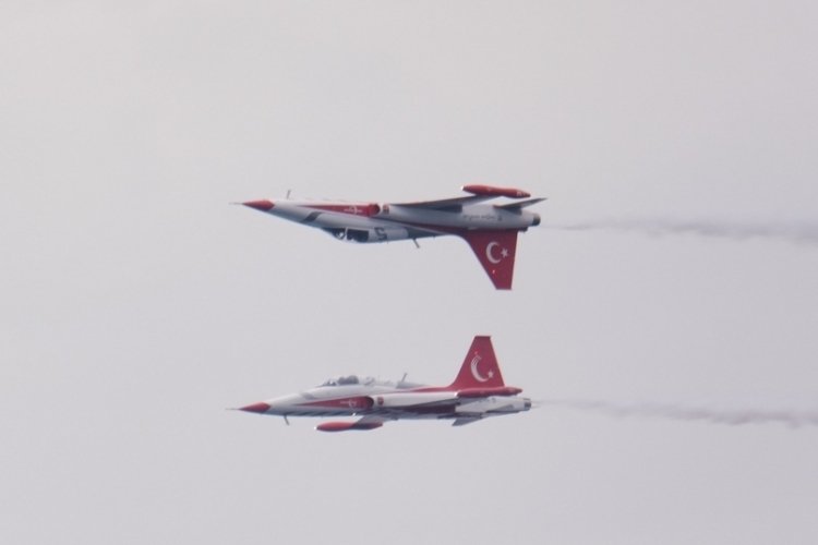 T&uuml;rk Yıldızları'nın g&ouml;sterisi nefes kesti