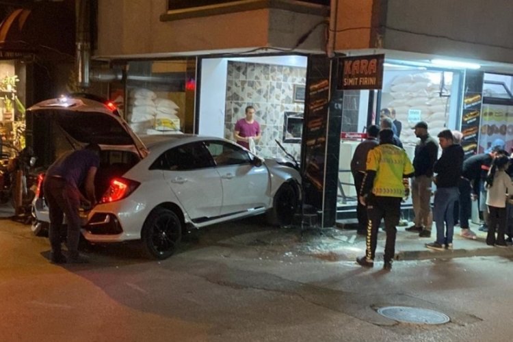 Bursa'da direksiyon hakimiyetini kaybeden ara&ccedil; iş yerine daldı