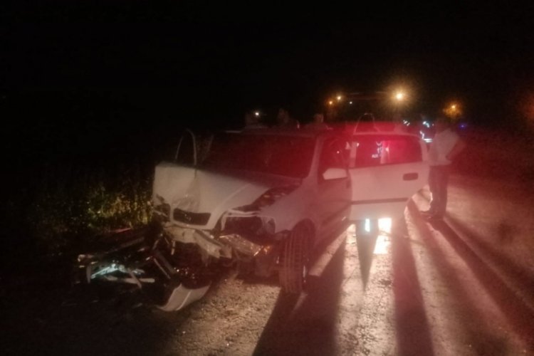 Manisa'da iki otomobil &ccedil;arpıştı