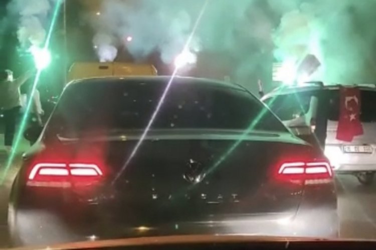 Bursa'da gen&ccedil;ler, arabalarla yolu kapatarak meşaleleri ateşe verdiler