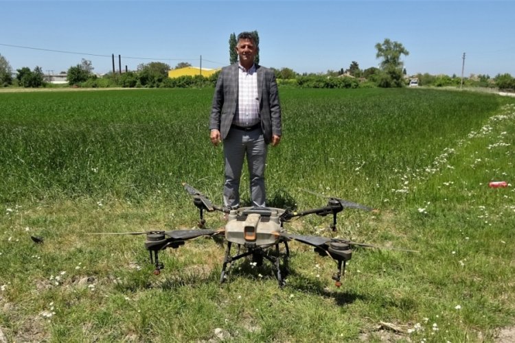 Bursa'da k&ouml;yl&uuml;ler dron aldı tarlasını ila&ccedil;latmak isteyen sıraya giriyor