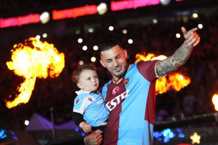 Trabzonspor'un kaptanı Uğurcan &Ccedil;akır, şampiyonluk kupasıyla uyudu